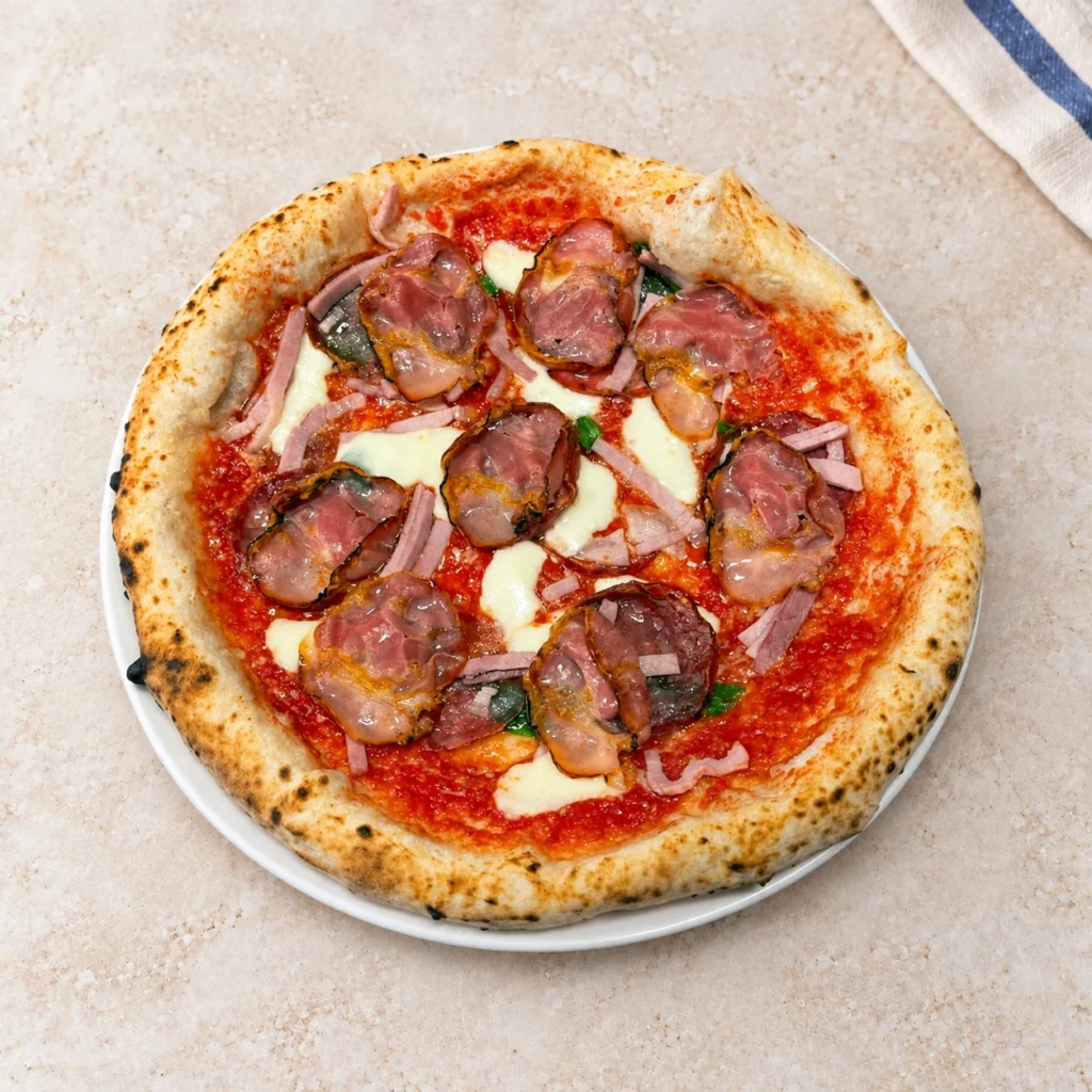 Pizza Carne z plasterkami wędliny, szynką i roztopionym serem