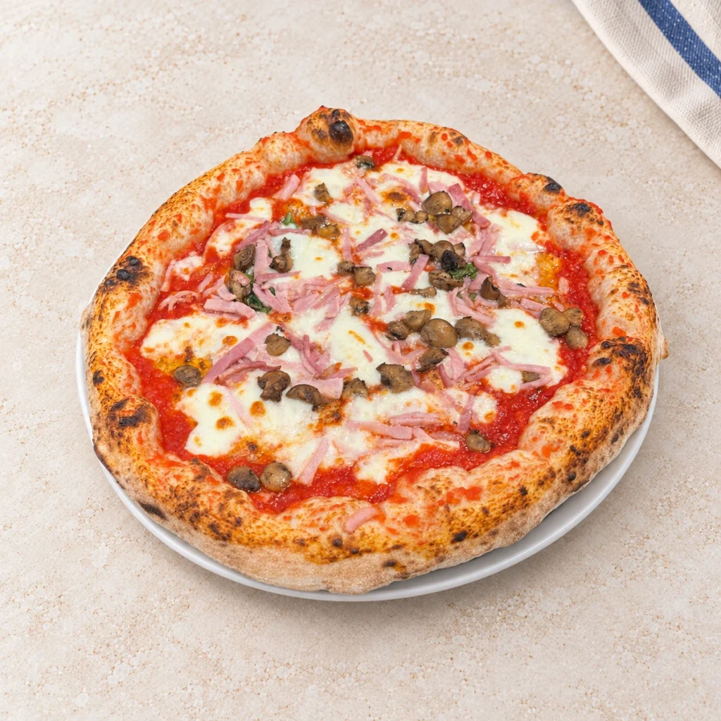 Pizza Cotto e Funghi z paskami szynki, pieczarkami i roztopionym serem