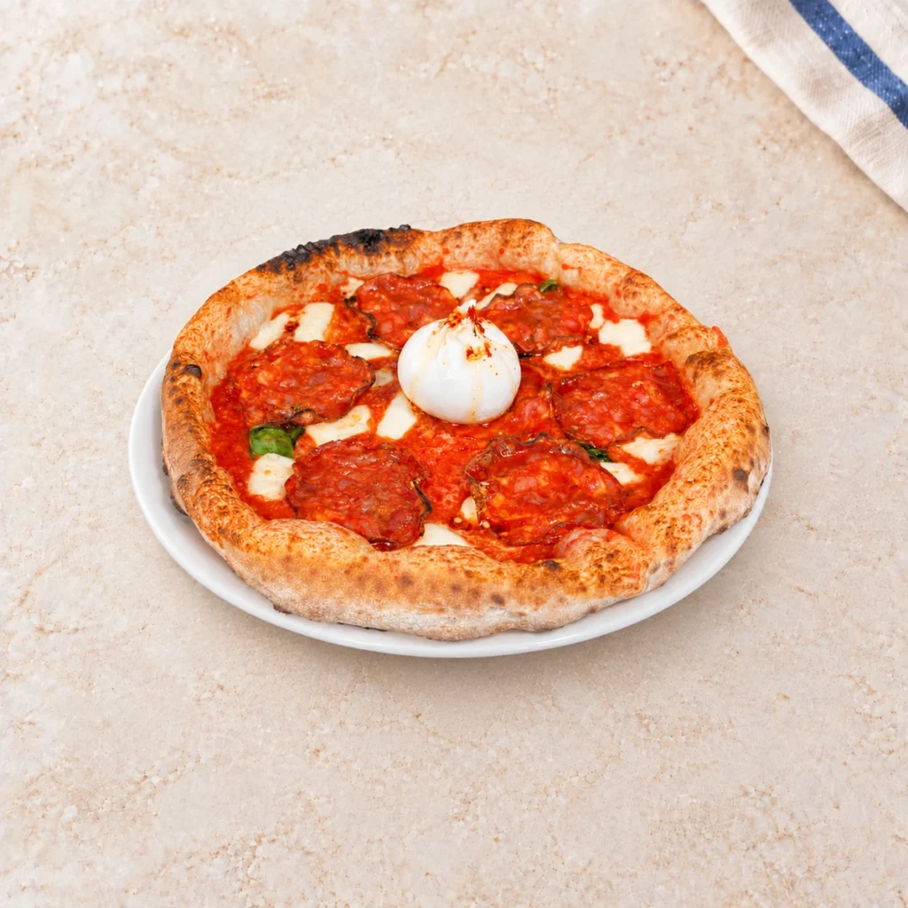 Pizza Diavola e Burrata Hot z pikantnym salami, burratą, mozzarellą, sosem pomidorowym i bazylią