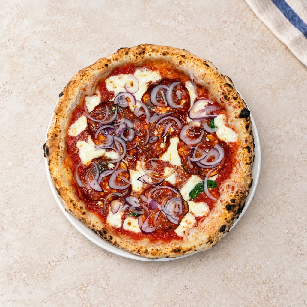 Pizza Diavola z czerwoną cebulą, serem i sosem pomidorowym
