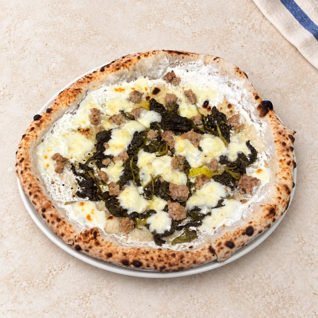 Pizza Friarielli z kawałkami kiełbasy, zielonymi warzywami i roztopionym serem
