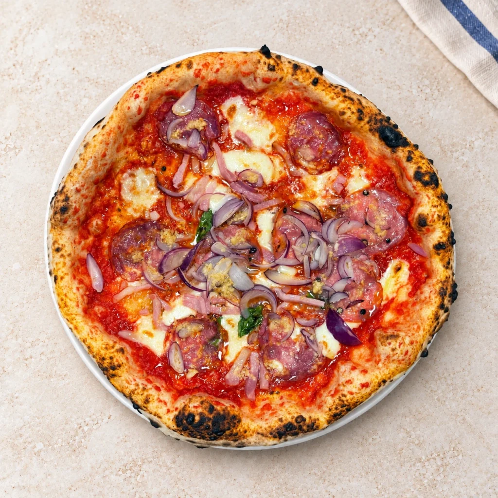 Pizza Fulmine z salami, czerwoną cebulą i serem