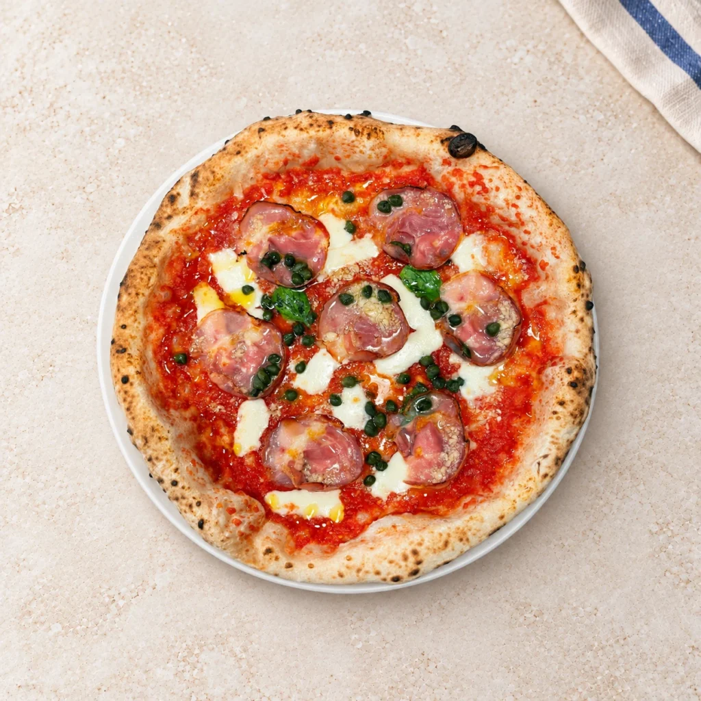 Pizza Locanda z plasterkami wędliny i roztopionym serem