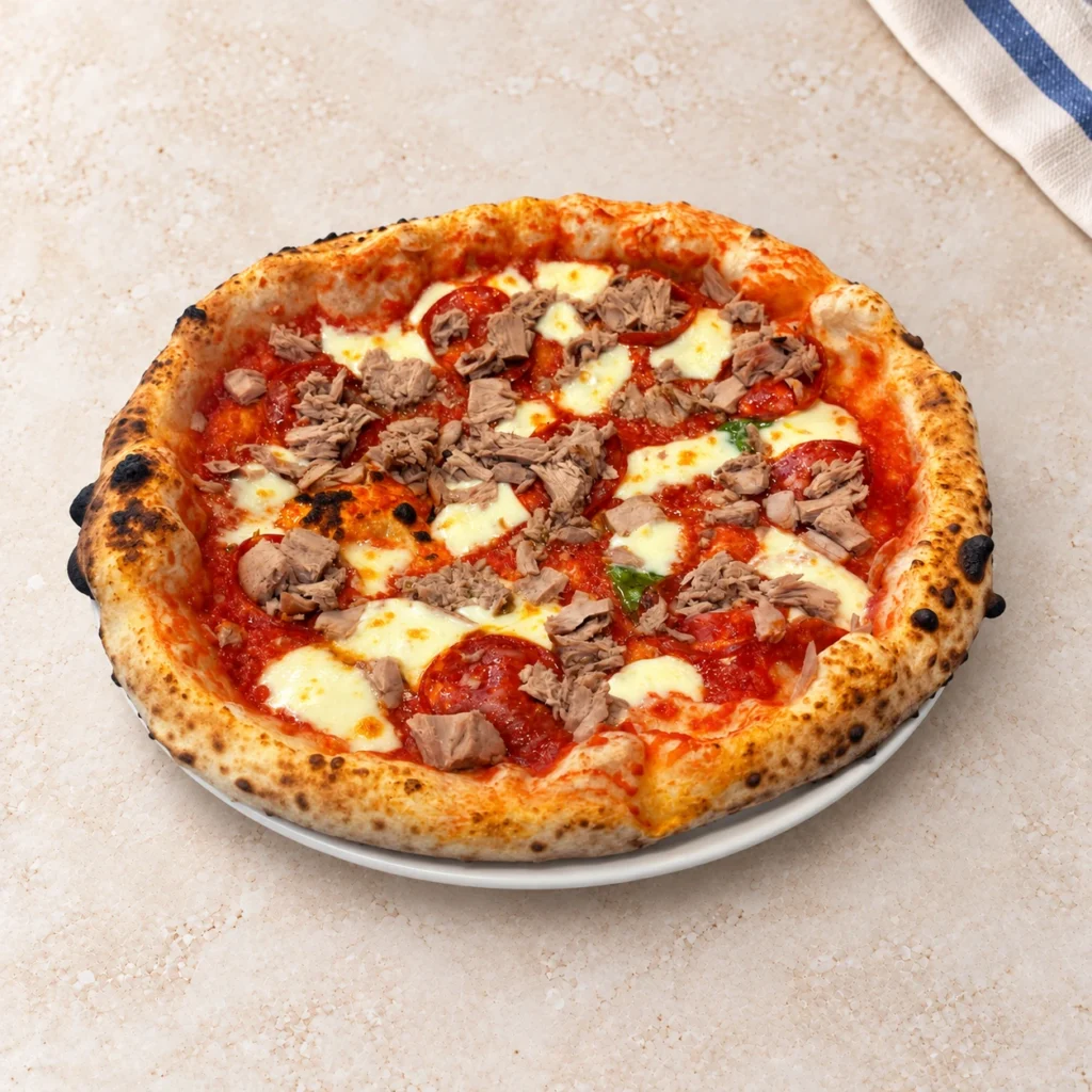 Pizza Mare e Monte z kawałkami tuńczyka, salami i serem