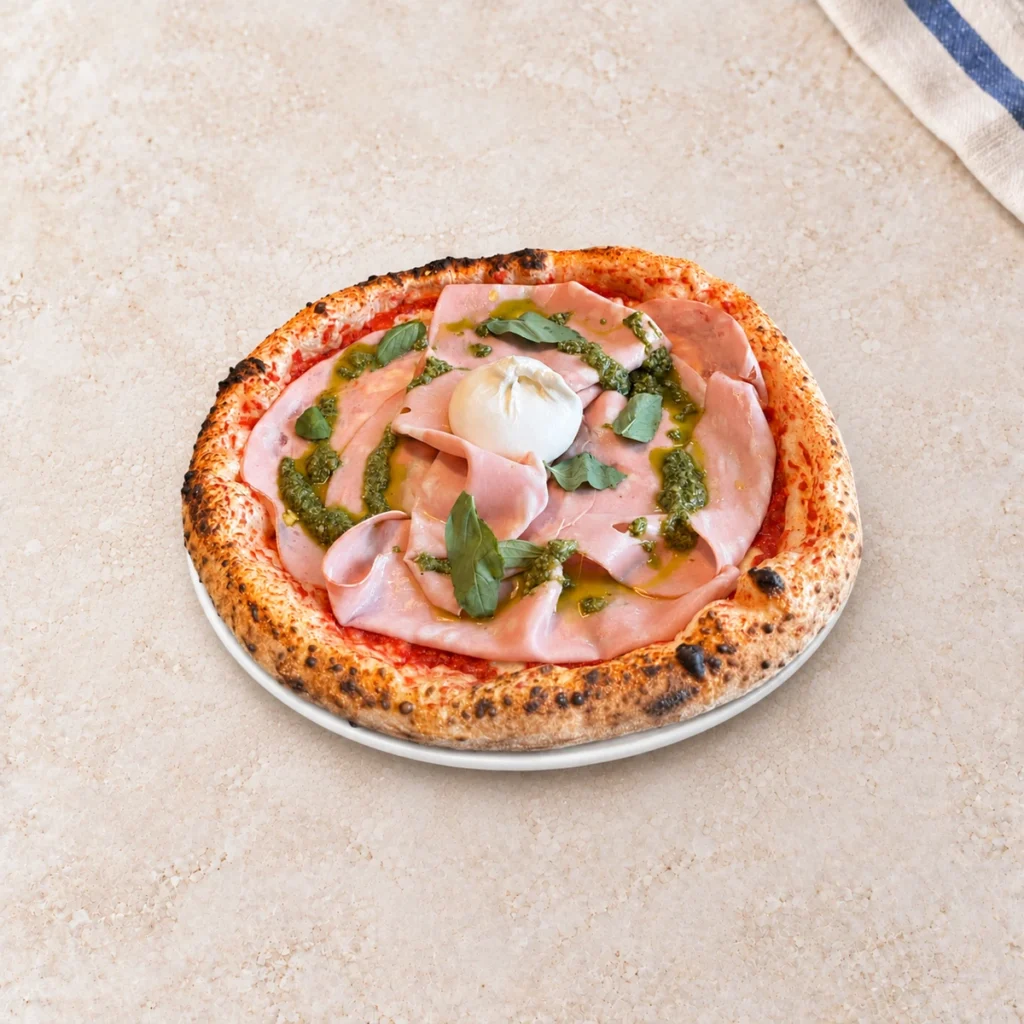 Pizza Mortadella z plastrami mortadelli, burratą, pesto i bazylią