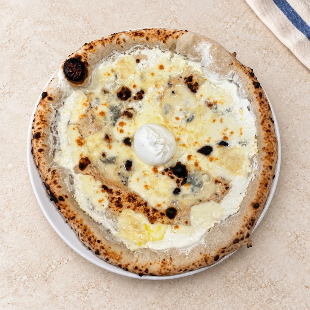 Pizza Quattro Formaggi pokryta roztopionym serem