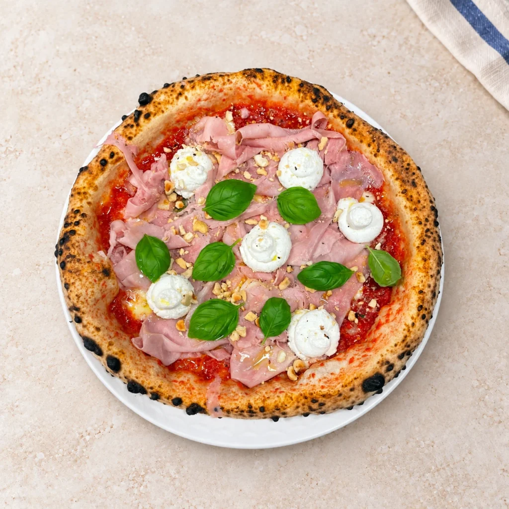 Pizza Ri Cotto z szynką, kleksami białego sera, bazylią i posiekanymi orzechami