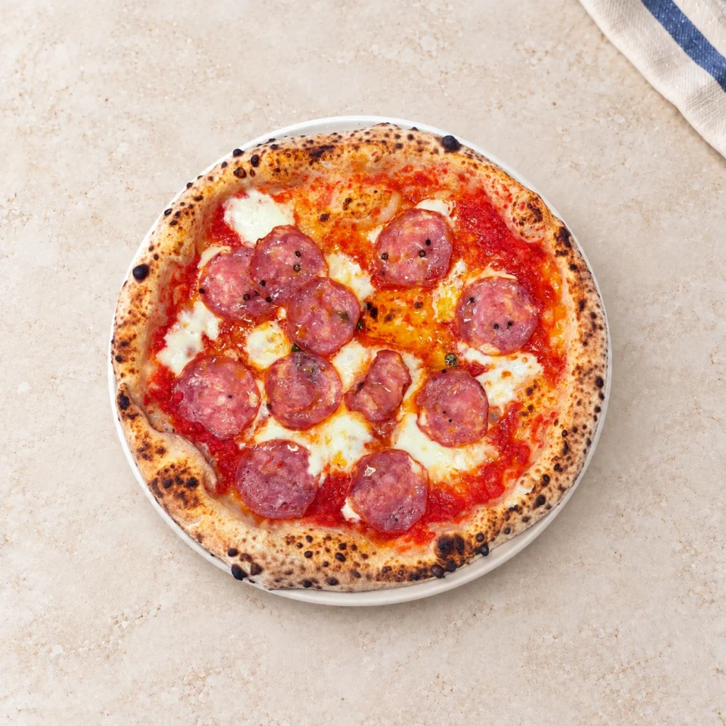 Pizza Salame z plasterkami salami i serem